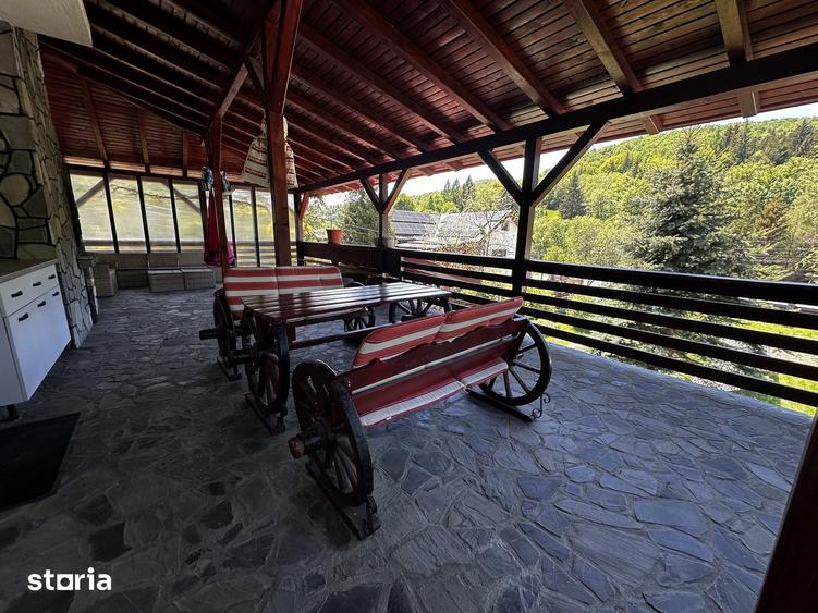 Casă cu 5 camere cu Teren 1286 Mp în Măneciu