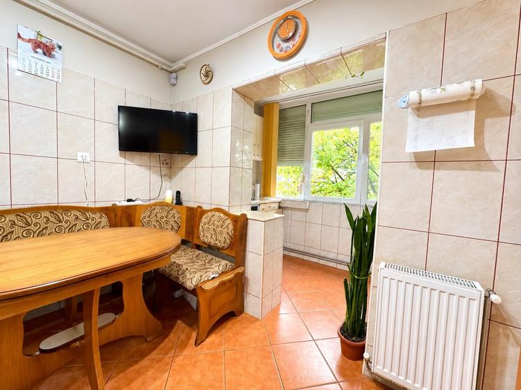 Apartament cu 3 camere decomandat, mobilat în Dacia
