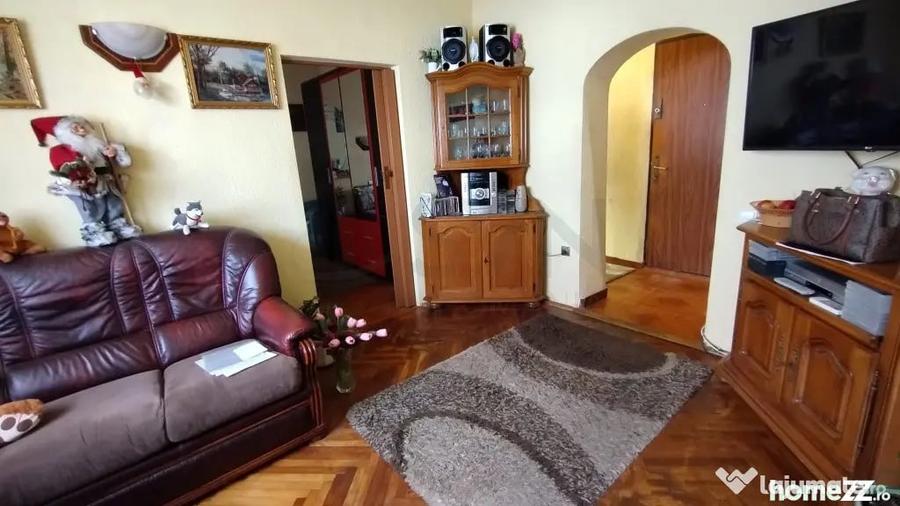 Apartament cu 3 camere semidecomandat în Beller