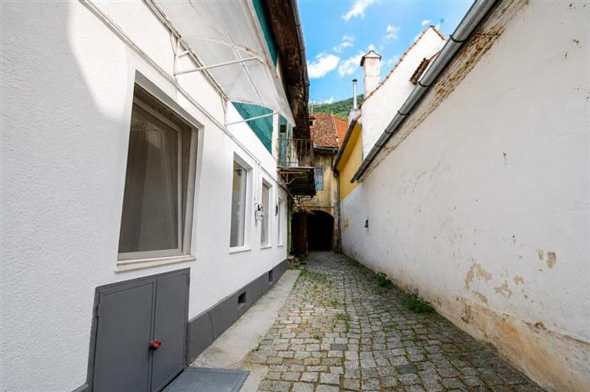 Apartament cu 3 camere nedecomandat, mobilat în Centrul Istoric