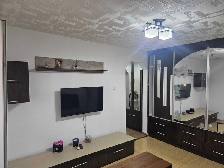 Apartament cu 2 camere decomandat în Tei