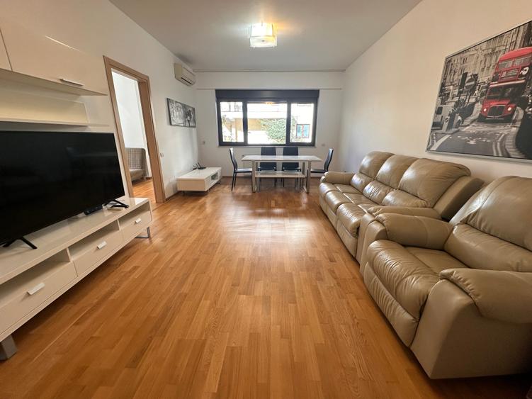 Apartament cu 3 camere semidecomandat în Herăstrău
