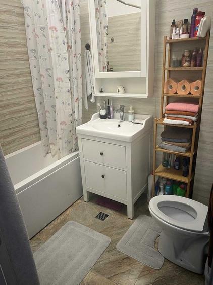 Apartament cu 3 camere decomandat în Roșu