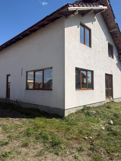 Casă cu 4 camere cu Teren 500 Mp în Mândruloc