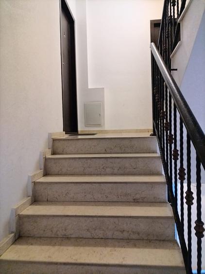 Apartament cu 3 camere semidecomandat în Dămăroaia