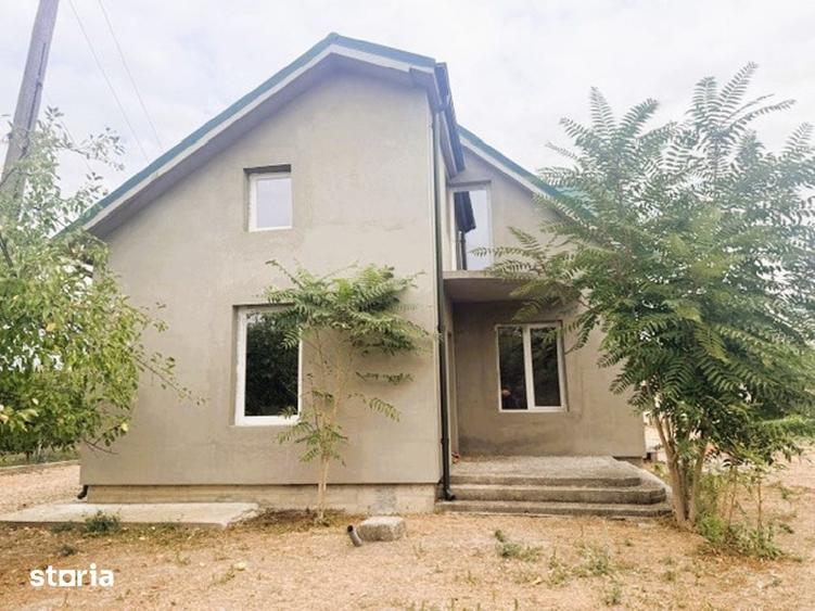 Casă cu 5 camere cu Teren 576 Mp în Cârlogani