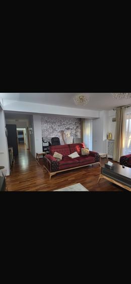 Apartament cu 4 camere decomandat în Ștefan cel Mare