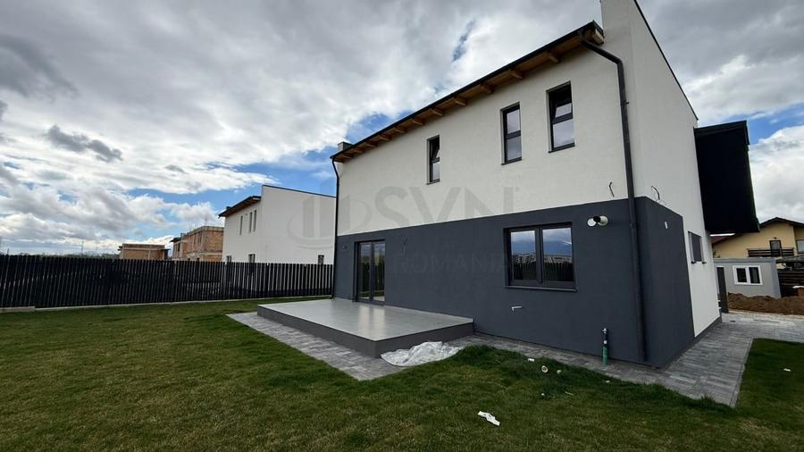 Casă individuală cu 4 camere cu Canalizare în Sânpetru