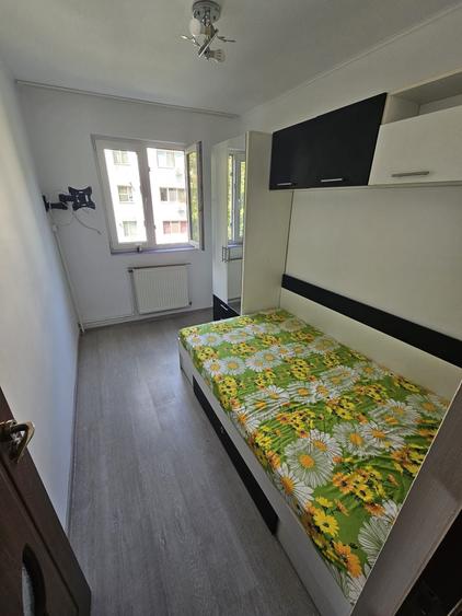 Apartament cu 3 camere semidecomandat în Exterior Vest