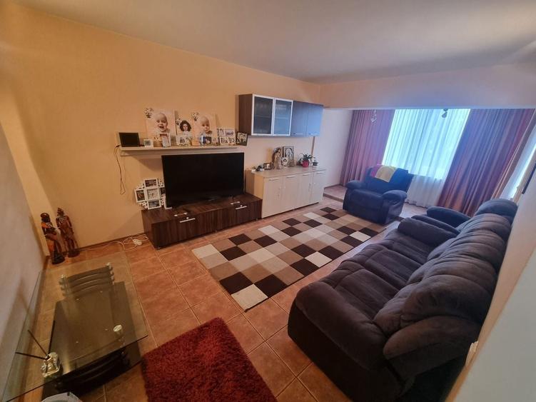 Apartament cu 3 camere decomandat, mobilat în Poarta 6