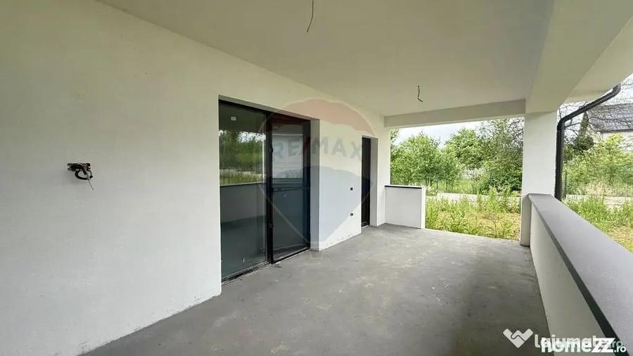 Casă cu 7 camere cu Teren 892 Mp în Est