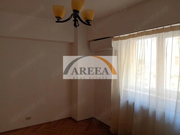 Apartament cu 4 camere semidecomandat în Universitate