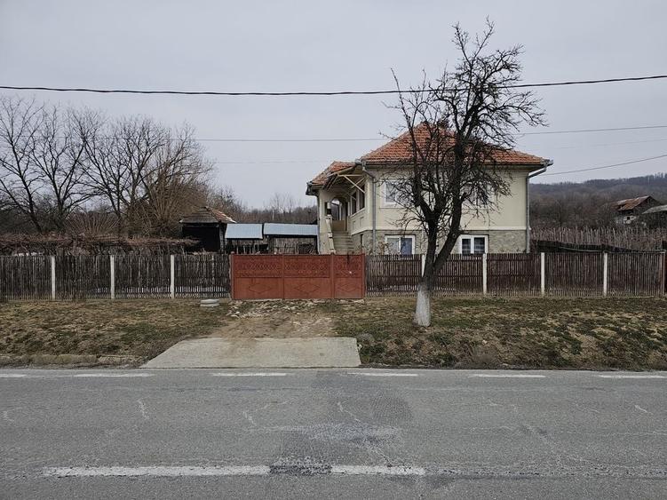 Casă cu 4 camere în Bumbești-Pițic