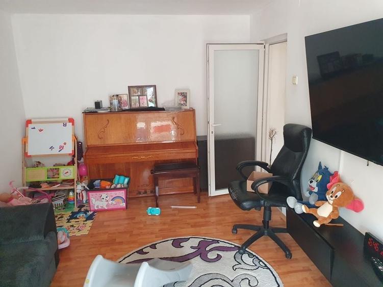 Apartament cu 3 camere semidecomandat în Dărmănești