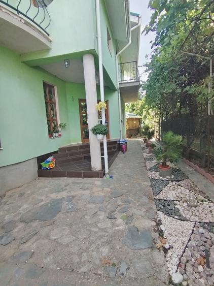 Casă individuală cu 7 camere cu Teren 527 Mp în Preajba