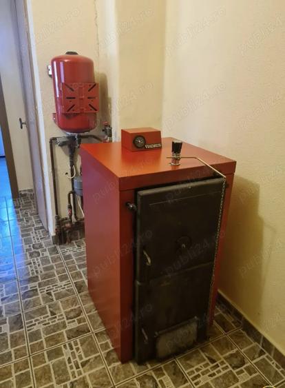 Apartament cu 3 camere decomandat, mobilat în Brezoi