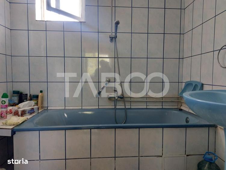 Casă cu 3 camere decomandat în Prislop