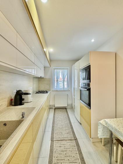 Apartament cu 4 camere decomandat, mobilat în Valea Aurie