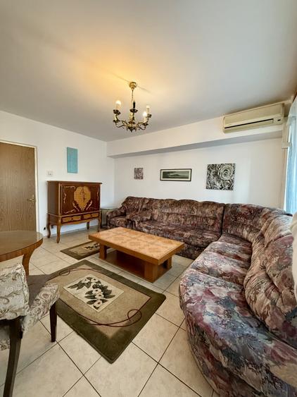 Apartament cu 3 camere decomandat, mobilat în P-ța Victoriei