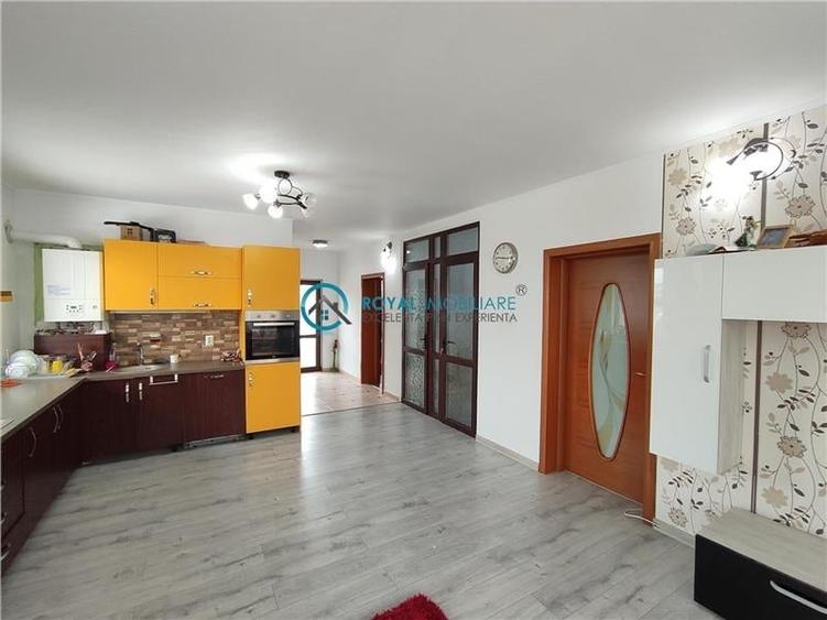 Casă individuală cu 6 camere cu Canalizare în Traian