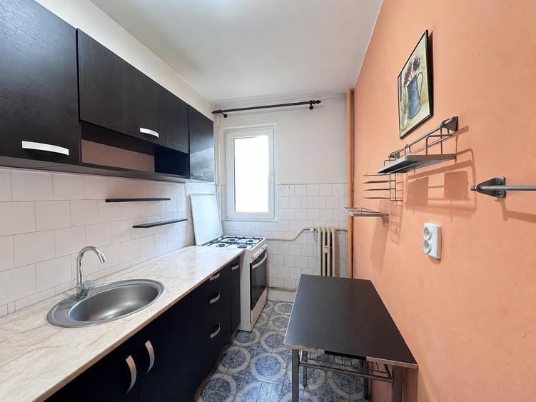 Apartament cu 3 camere semidecomandat în Drumul Taberei