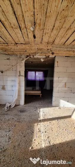 Casă cu 2 camere cu Teren 3267 Mp în Tău