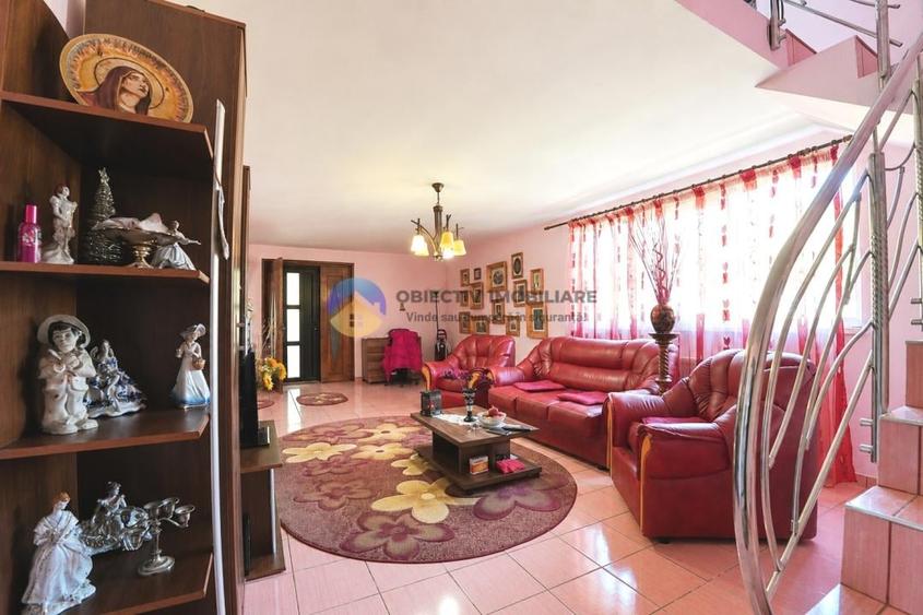 Casă cu 4 camere cu Teren 1800 Mp în Central