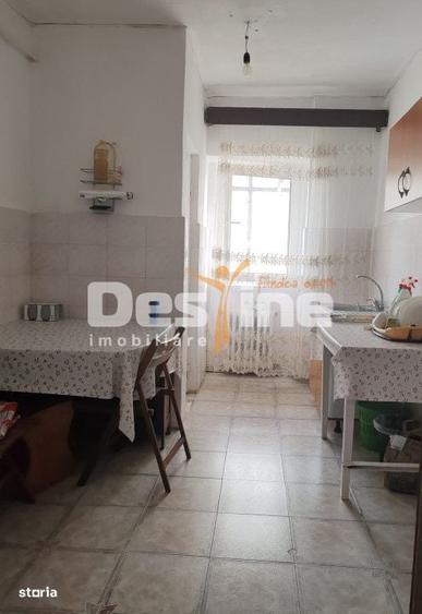 Apartament cu 3 camere decomandat, mobilat în Traian