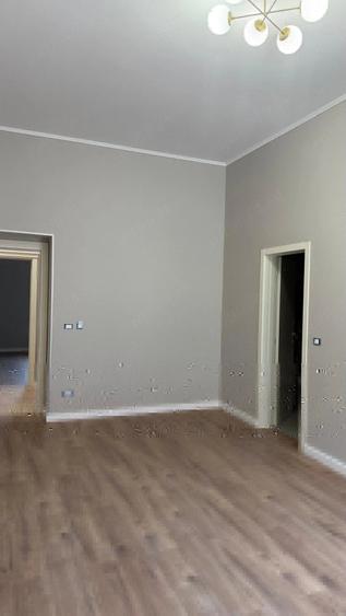 Casă cu 7 camere cu Teren 892 Mp în Central