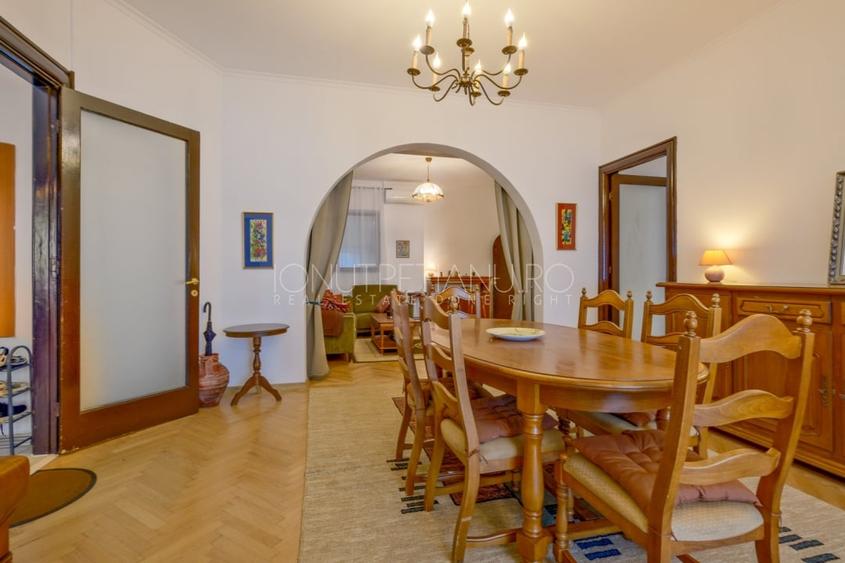 Apartament cu 5 camere semidecomandat, mobilat în Polonă