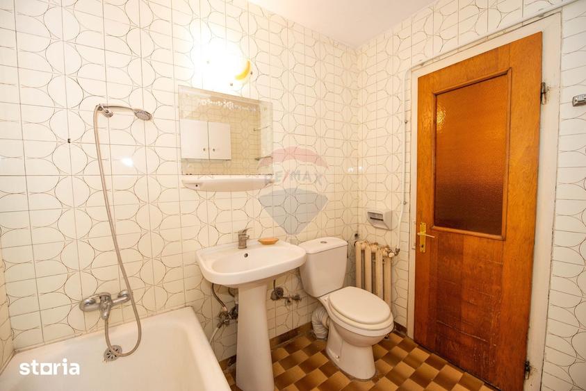 Casă cu 7 camere cu Teren 200 Mp în Central