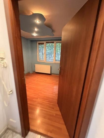 Apartament cu 3 camere semidecomandat, mobilat în Ghencea