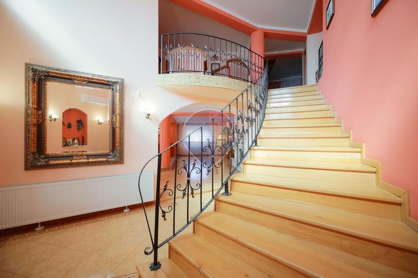 Casă individuală cu 5 camere cu Teren 1198 Mp în Central