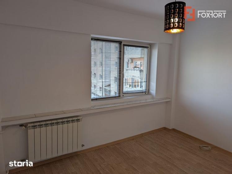 Apartament cu 4 camere decomandat în Intim