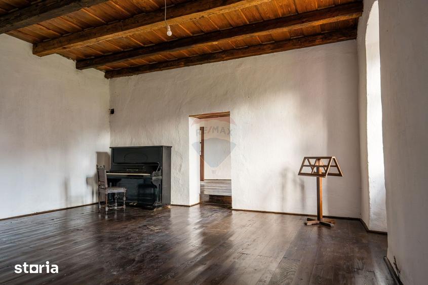 Casă cu 5 camere cu Teren 6000 Mp în Ozun