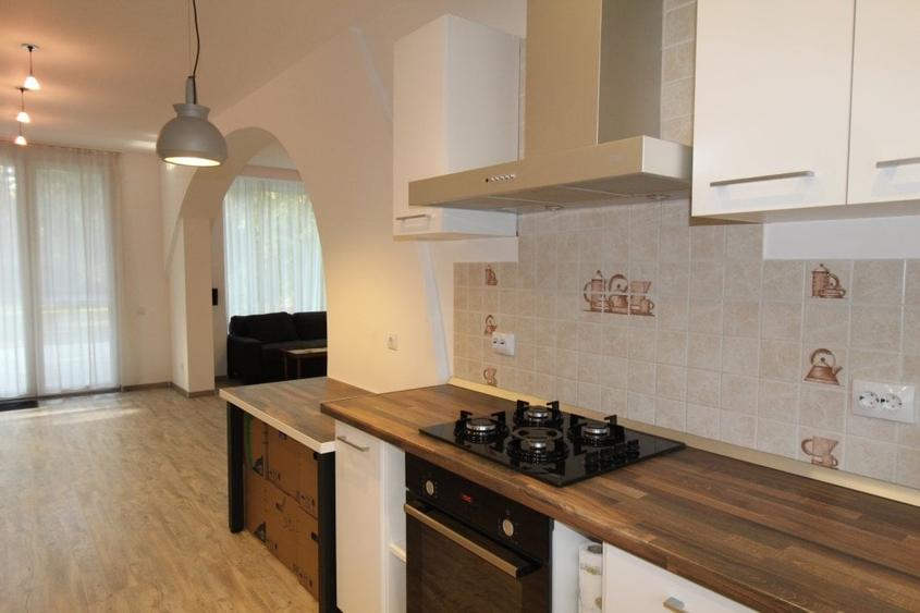 Casă cu 6 camere cu Teren 1064 Mp în Ostratu