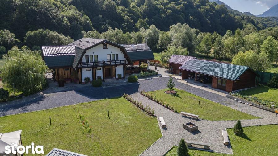 Casă cu 8 camere cu Teren 10000 Mp în Central