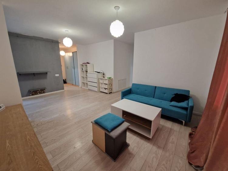 Apartament cu 3 camere semidecomandat, mobilat în Florești