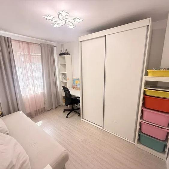 Apartament cu 3 camere semidecomandat, mobilat în Ștefan cel Mare