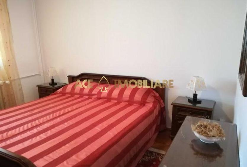 Apartament cu 3 camere decomandat, mobilat în P-ța Sfânta Vineri