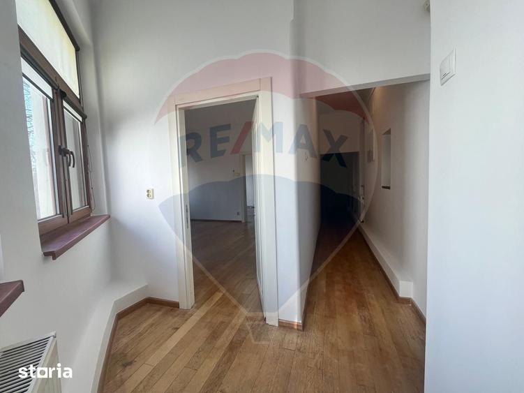 Apartament cu 6 camere în Romană