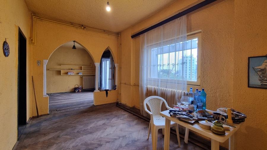 Apartament cu 3 camere semidecomandat în Unirii
