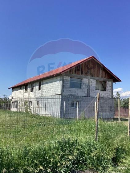 Casă individuală cu 10 camere cu Teren 1085 Mp în Țegheș