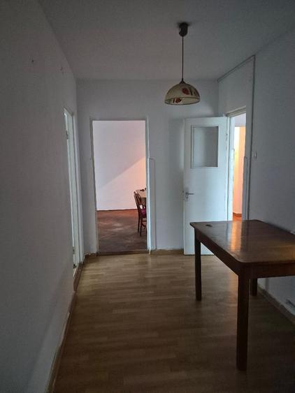 Apartament cu 3 camere semidecomandat în Tomis Nord