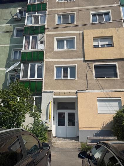 Apartament cu 3 camere decomandat în Exterior Vest