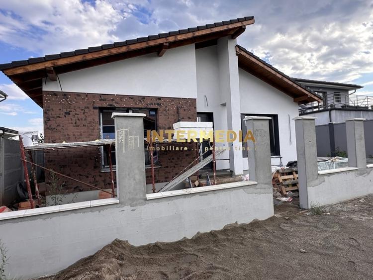 Casă individuală cu 4 camere cu Canalizare în Est