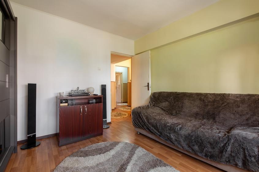 Apartament cu 4 camere decomandat în Vitrometan
