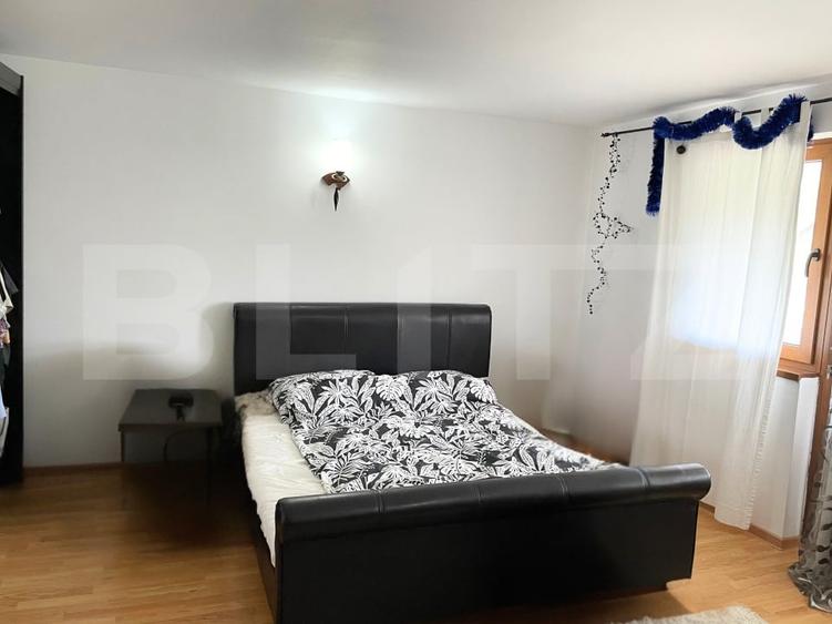 Casă individuală cu 8 camere cu Canalizare în Dumbrava