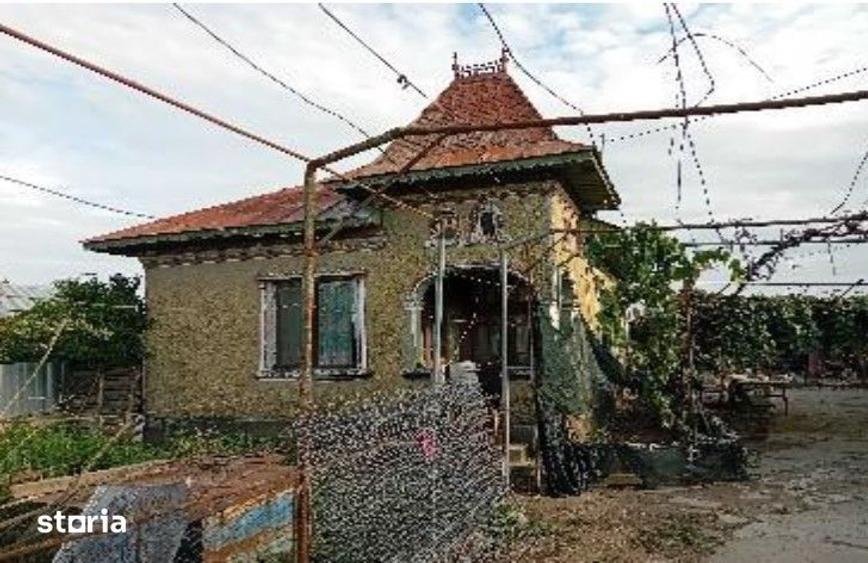 Casă cu 4 camere cu Teren 3983 Mp în Central
