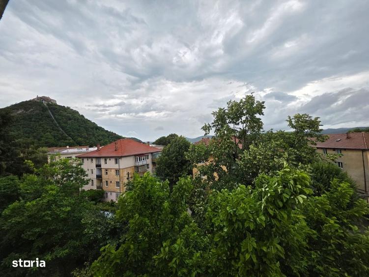 Apartament cu 3 camere decomandat în Deve